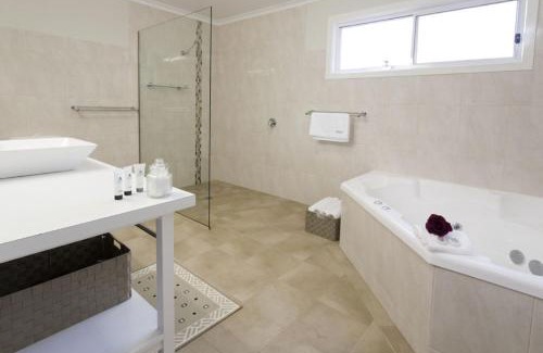 Myrrhee Villa | Brookfield Guest House