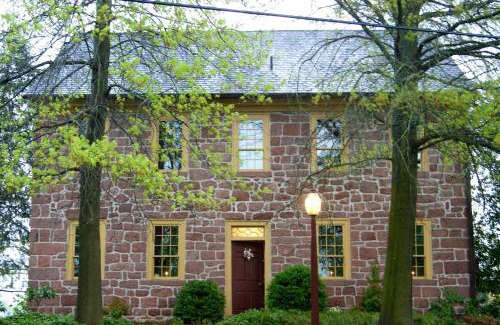 Reinholds Bed & Breakfast | Brownstone Colonial Inn