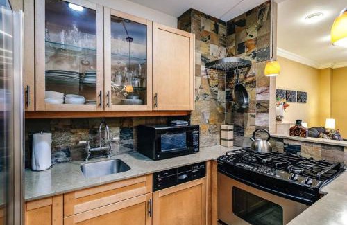 Gold Coast Apartment | Brownstone in Gold Coast - Downtown