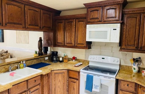 Brownsville House | Brownsville Comfort 2-bedroom home close to SPACE-X, SPI & Restaurants, backyard