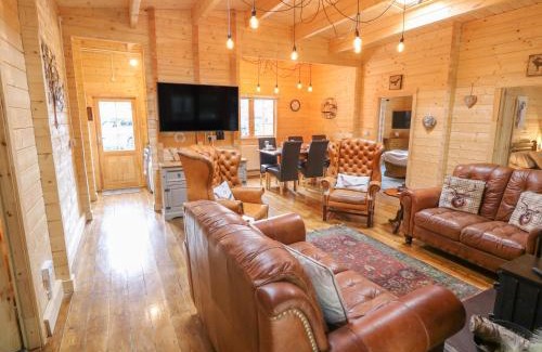 Bangor House | Bryn Derwen Lodge