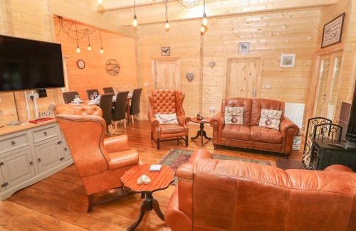 Bangor House | Bryn Derwen Lodge