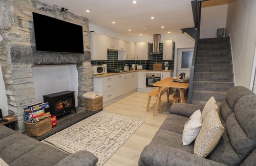 Penmachno Cottage | BRYN TAWEL, pet friendly, with a garden in Penmachno