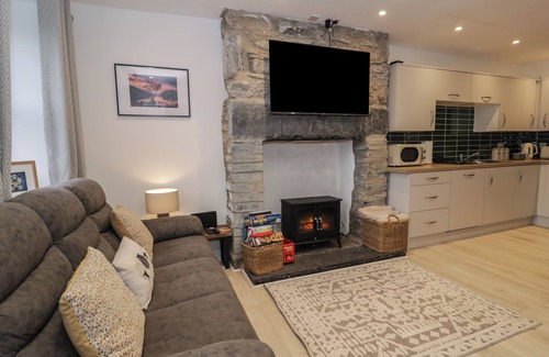 Penmachno Cottage | BRYN TAWEL, pet friendly, with a garden in Penmachno