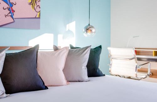 Racquet Club Estates House | Bubble Gum Modern: Mid-Century Alexander