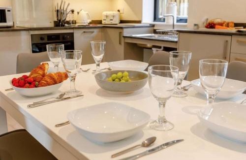Moreton Valence House | Buck Cottage disabled adapted 3 bed hot tub pets