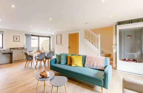 Moreton Valence House | Buck Cottage disabled adapted 3 bed hot tub pets