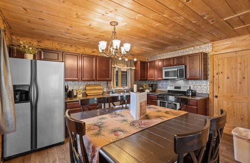 West Yellowstone Cabin | Bucking Moose Cowboy Cabin (#10)