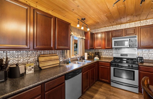 West Yellowstone Cabin | Bucking Moose Cowboy Cabin (#10)
