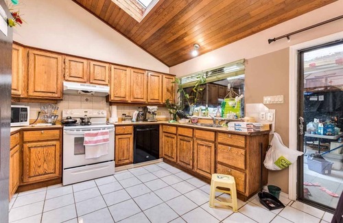 Surrey House | Budget and Cozy Room Near Surrey Central- Walk to Restaurants, Plaza, Transit