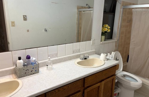 Surrey House | Budget and Cozy Room Near Surrey Central- Walk to Restaurants, Plaza, Transit