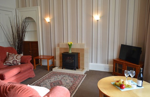 Innellan Apartment | Budget apartment accommodation in Dunoon Sleeps 5 in 2 bedrooms