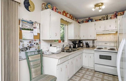Cloverdale House | Budget Family Room @ $89 Only- Near Downtown
