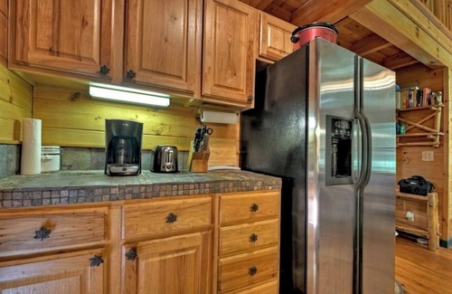 Ellijay Cabin | Budget friendly! Dog friendly ! 2 bdrm, 2 ba log cabin. Hot Tub, wifi !