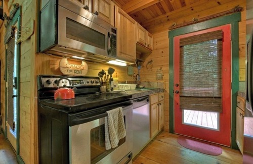 Ellijay Cabin | Budget friendly! Dog friendly ! 2 bdrm, 2 ba log cabin. Hot Tub, wifi !