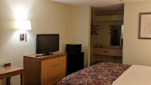 Henderson Hotel | Budget Host Inn