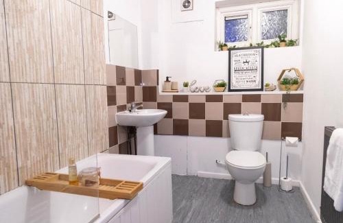 Wolverhampton House | Budget stay - 5 Rooms - Private parking