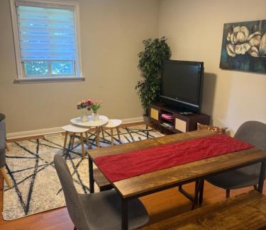 Vaughan House | Budget Stay For Travellers to Canada Wonderland,Toronto