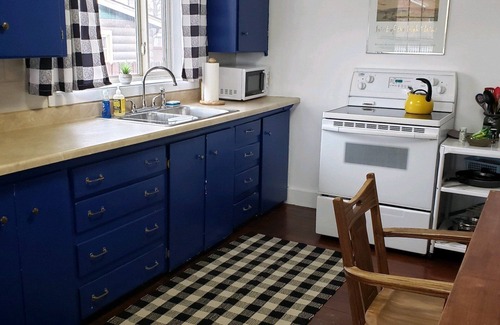 Cody House | Buffalo Cabin- pet friendly, wraparound porch, walking distance to downtown