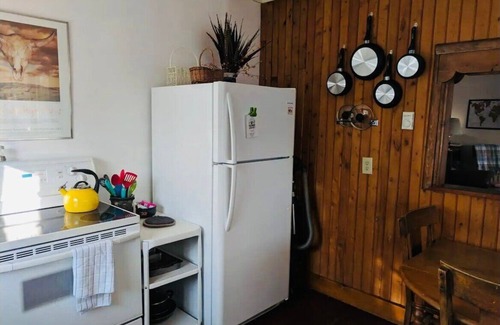 Cody House | Buffalo Cabin- pet friendly, wraparound porch, walking distance to downtown
