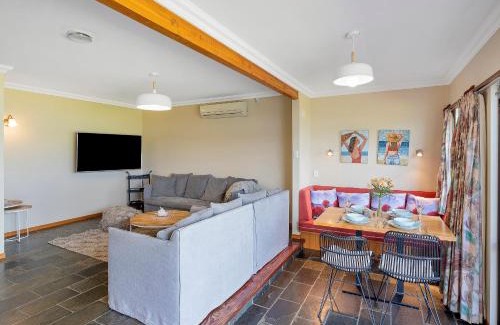 Whitianga House | Buffalo Hill - Whitianga Holiday Home
