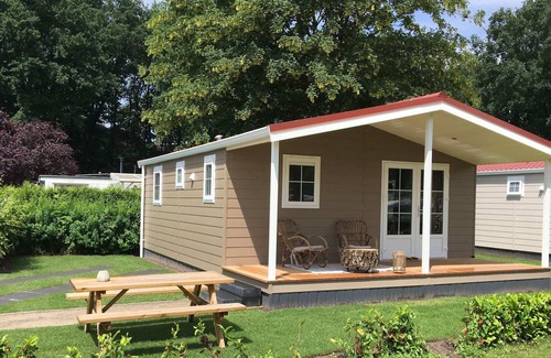 Uden House | Bungalow With a Terrace at Bedafse Bergen