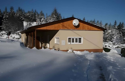 Svahova House | Bungalow with an outdoor pool