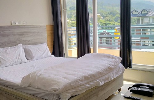 Dharamshala Bed & Breakfast | Buntees Nest: Luxury Room with Mountain View