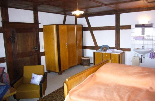 Dettingen-Wallhausen House | Burghof Wallhausen
