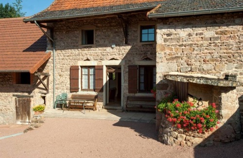 Curtil-sous-Buffieres Cottage | Burgundy farmhouse converted into a gîte in a quiet hamlet