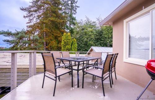 Burien House | Burien's 3-BR Middle Unit Retreat with Deck BBQ