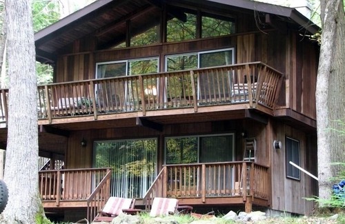 Bushkill Ski Chalet | Bushkill Creek Waterfront Chalet Near Bushkill Falls