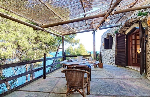 Castro Marina Cottage | Business wifi: Trullo with sea access (house F)