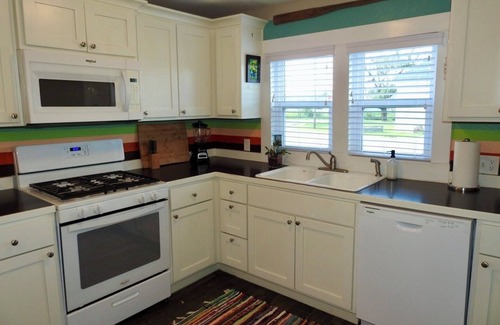 Highfill House | Buttercup Bungalow; charming 1925 "giraffe" country house 3 min from XNA