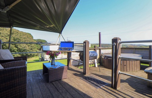 Castallack Cottage | BUTTERCUP, pet friendly, with hot tub in St Buryan