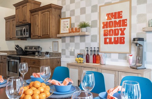Heber House | Buy 4 get 5th free—XBOX room- Pets welcomed! Sleeps 18- Hottub- Hammocks