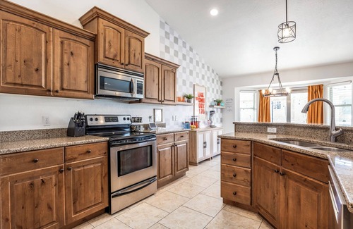 Heber House | Buy 4 get 5th free—XBOX room- Pets welcomed! Sleeps 18- Hottub- Hammocks
