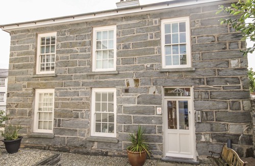 Porthmadog Cottage | BWTHYN LLECHEN, pet friendly, country holiday cottage in Porthmadog