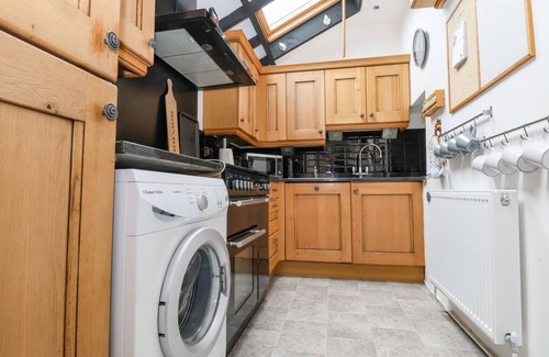 Leeswood Cottage | BWTHYN LLWYNCARON, family friendly, with open fire in Llandegla