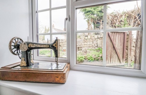 Leeswood Cottage | BWTHYN LLWYNCARON, family friendly, with open fire in Llandegla