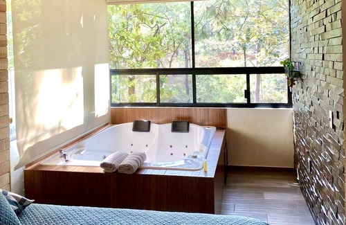 Mazamitla Cabin | ¡cabaña de Lujo con Jacuzzi! Terraza con Vista al Bosque, Ideal Para Familias