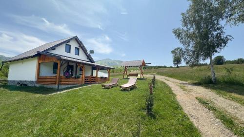 Poiana Marului House | Cabana cu ciubăr din Larguta