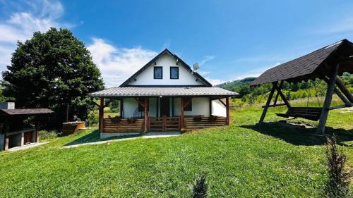 Poiana Marului House | Cabana cu ciubăr din Larguta