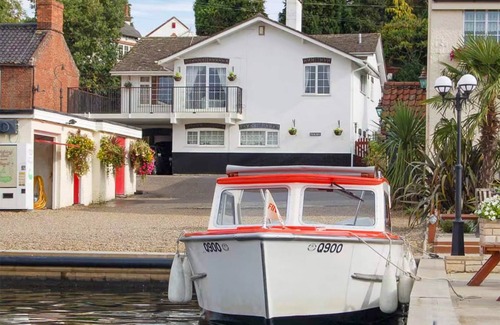 Horning Cottage | Cabin ∙ 1 bedroom ∙ 4 guests