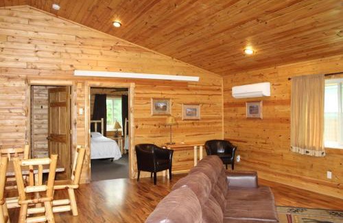 Deer River House | Cabin 11 - Modern open plan cabin with AC