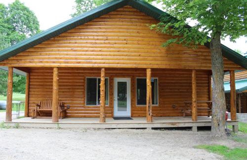 Deer River House | Cabin 11 - Modern open plan cabin with AC