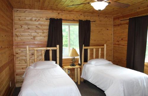 Deer River House | Cabin 11 - Modern open plan cabin with AC