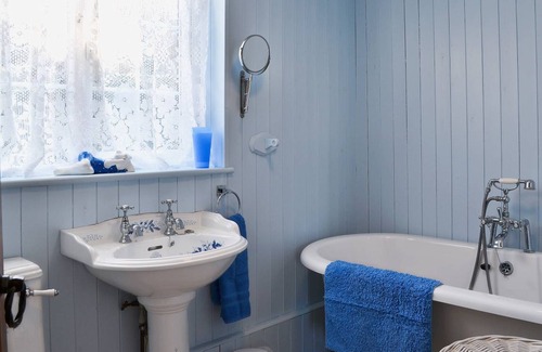Winterton-on-Sea Cottage | Cabin ∙ 2 bedrooms ∙ 4 guests