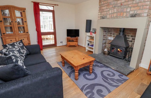 Newton by the Sea Cottage | Cabin ∙ 3 bedrooms ∙ 4 guests