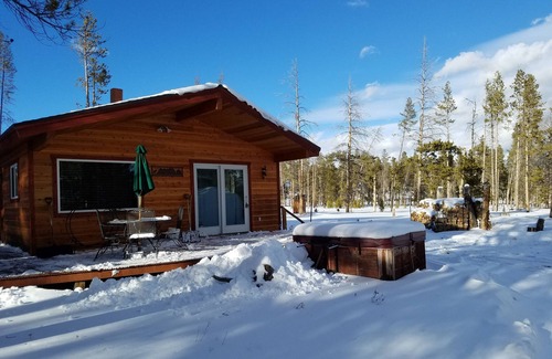 Tabernash Cabin | Cabin 3Mi from Fraser/10mins to WP skiing, W/D, Garage, Hot Tub